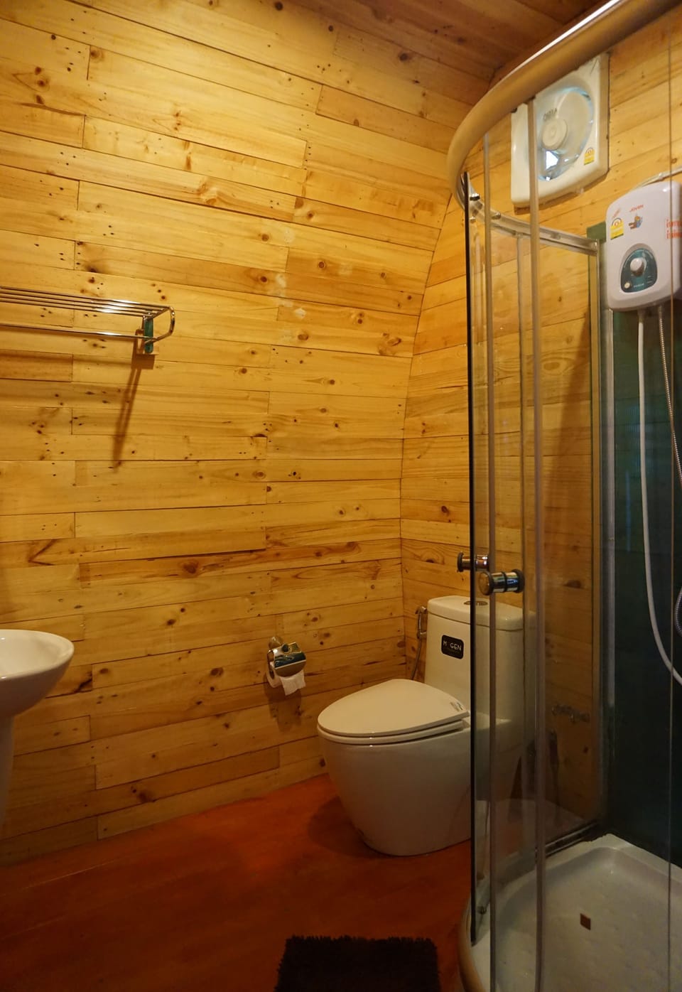 Family Room with Bunk Bed (Dome) | Bathroom | Shower, free toiletries, towels