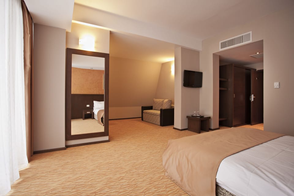 Executive Double Room, 1 Queen Bed | Minibar, in-room safe, desk, blackout drapes