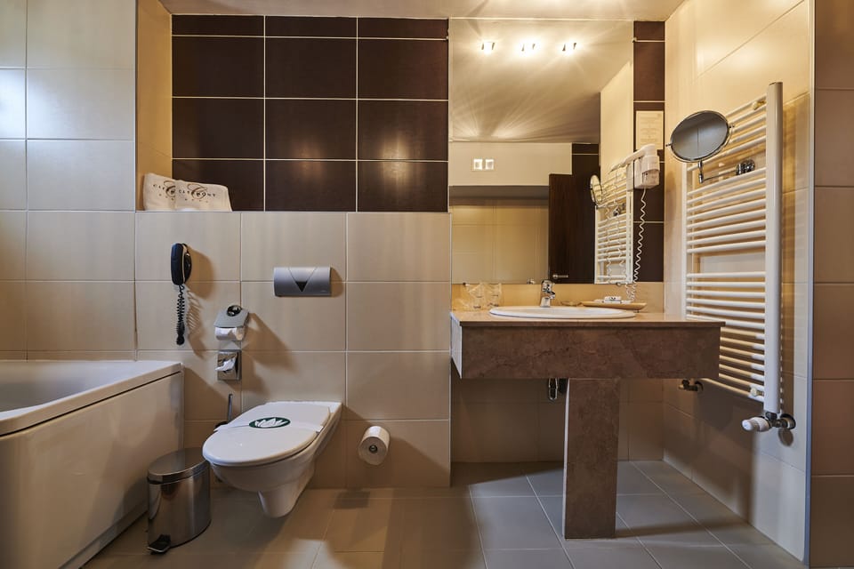 Junior Apartment | Bathroom | Free toiletries, hair dryer, bathrobes, slippers