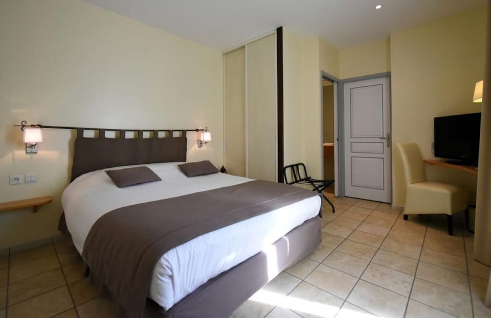 Soundproofing, iron/ironing board, rollaway beds, free WiFi