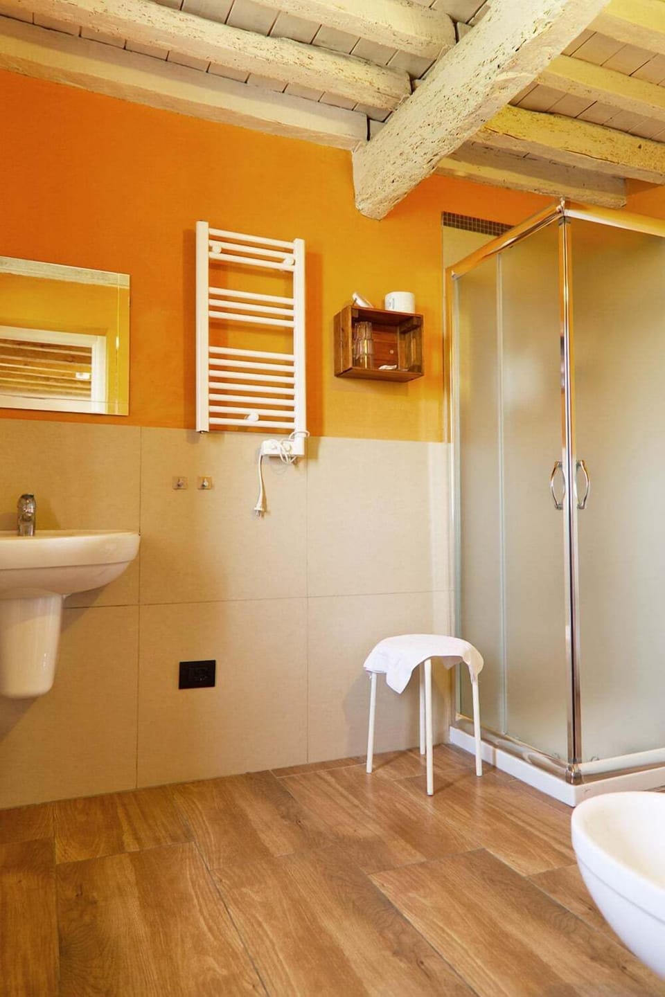 Deluxe Double Room, 1 Queen Bed | Bathroom | Shower, free toiletries, hair dryer, bidet