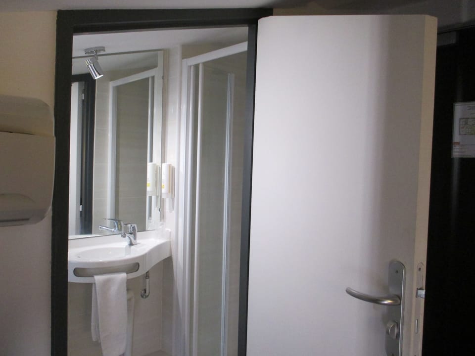 Shower, free toiletries, hair dryer, bidet