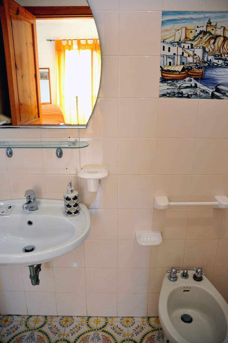 Shower, free toiletries, hair dryer, bidet