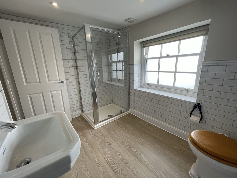 Superior Double Room, 1 King Bed | Bathroom | Shower, free toiletries, towels