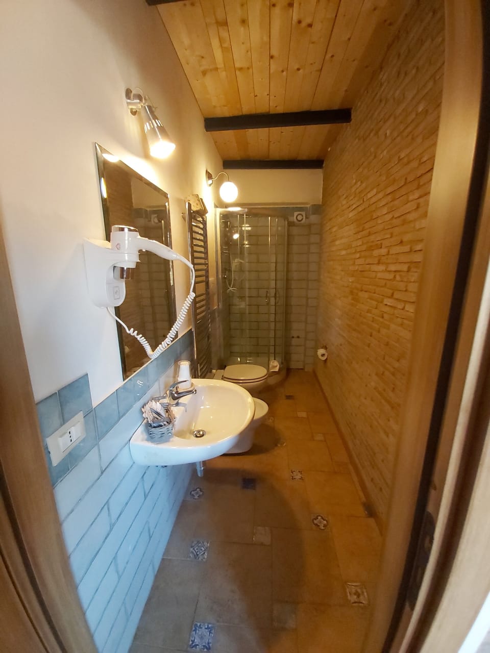Family Room | Bathroom | Shower, free toiletries, hair dryer, bidet