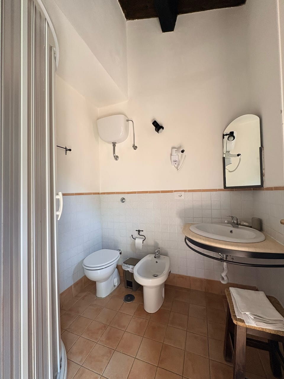 Shower, free toiletries, hair dryer, bidet