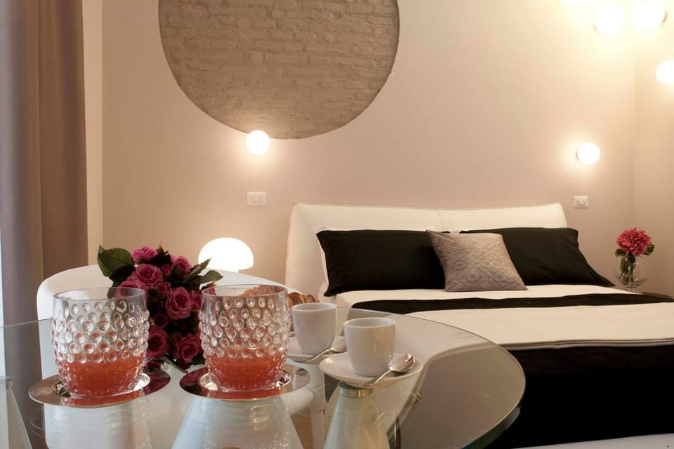 Deluxe Double Room, Jetted Tub (Shower) | Minibar, in-room safe, desk, blackout drapes