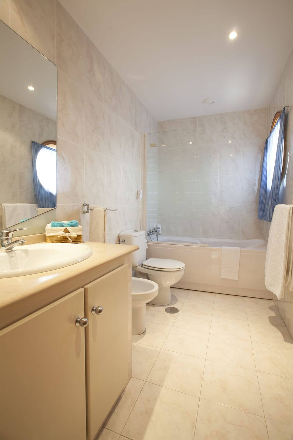 Classic Apartment, 2 Bedrooms, Balcony | Bathroom | Shower, free toiletries, hair dryer, slippers