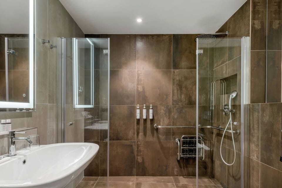 Junior Suite, 1 Queen Bed with Sofa bed | Bathroom | Shower, rainfall showerhead, eco-friendly toiletries, hair dryer
