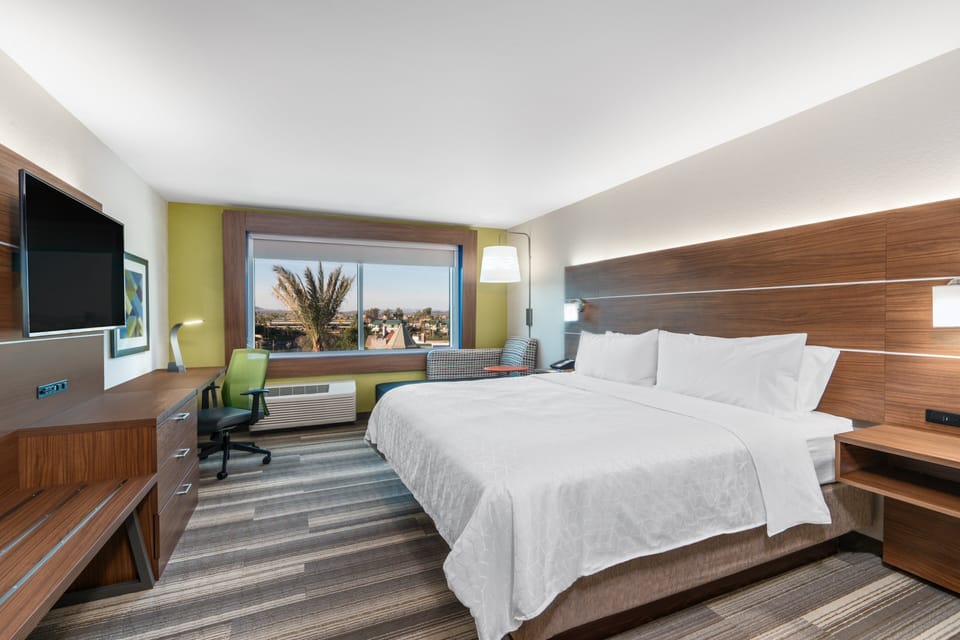 Standard Room, 1 King Bed (London Bridge View) | Down comforters, in-room safe, desk, laptop workspace