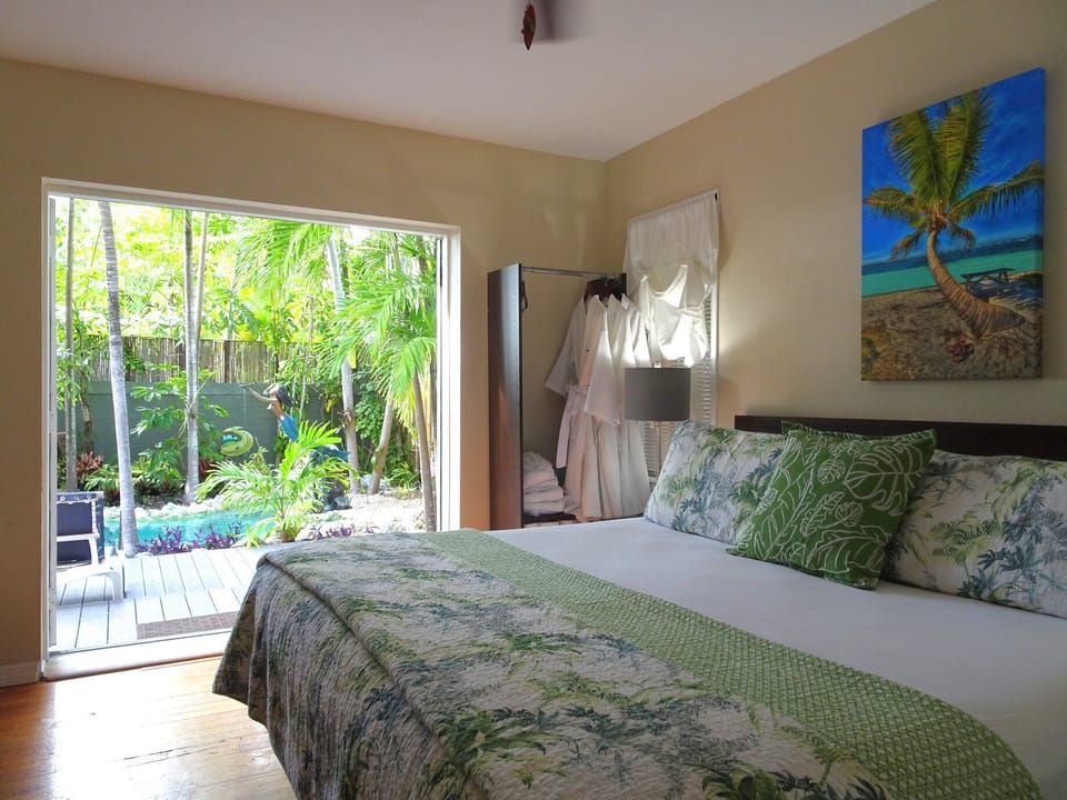 Deluxe Apartment, Ensuite, Pool View (Hemingway Retreat)