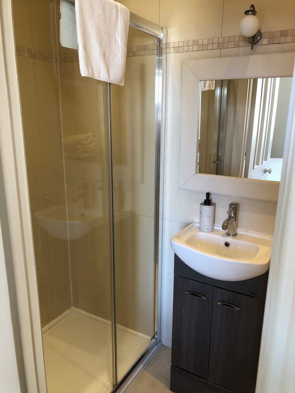 Superior Double Room, 1 Queen Bed, Ensuite | Bathroom | Shower, rainfall showerhead, free toiletries, hair dryer