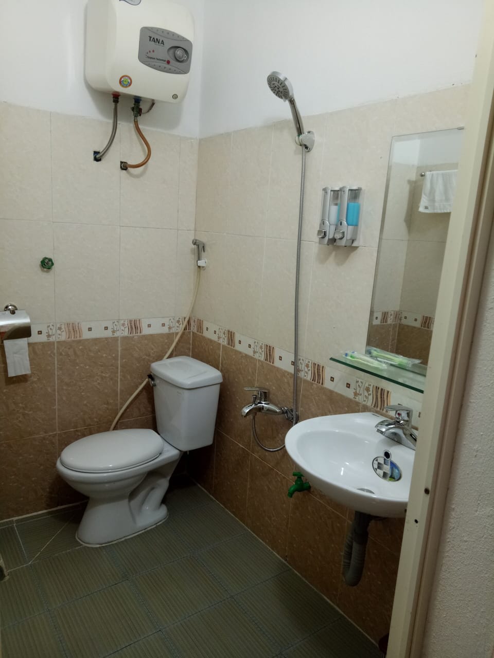 Family Studio Suite | Bathroom | Shower, free toiletries, hair dryer, slippers