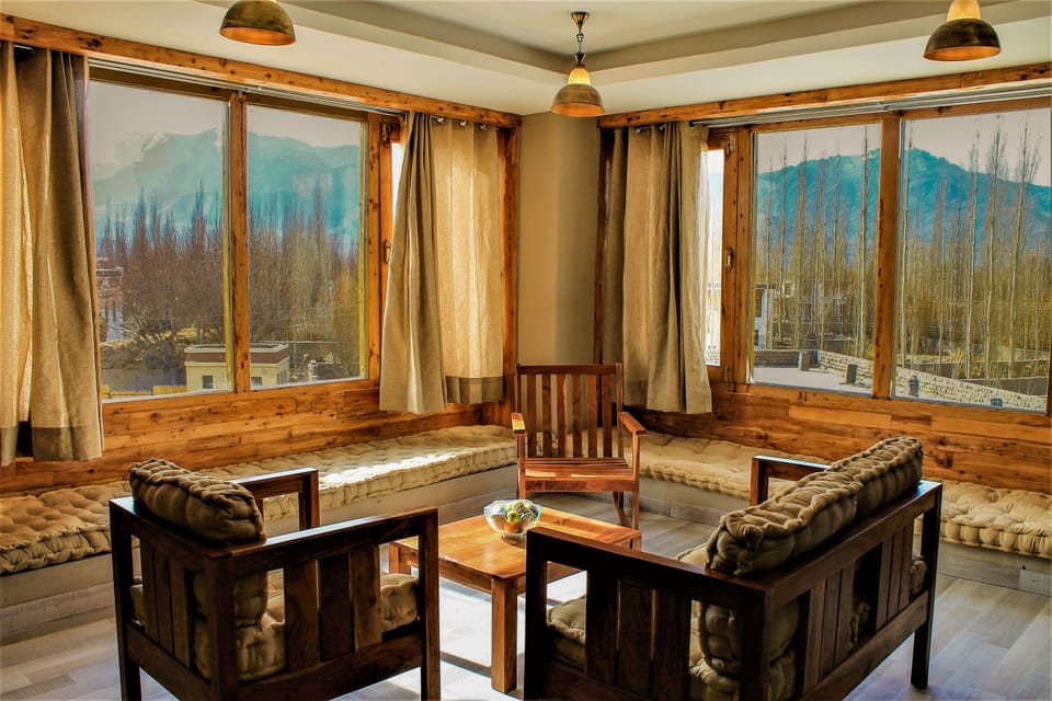 Junior Suite -Mountain View | Living area | -40-inch TV with satellite channels