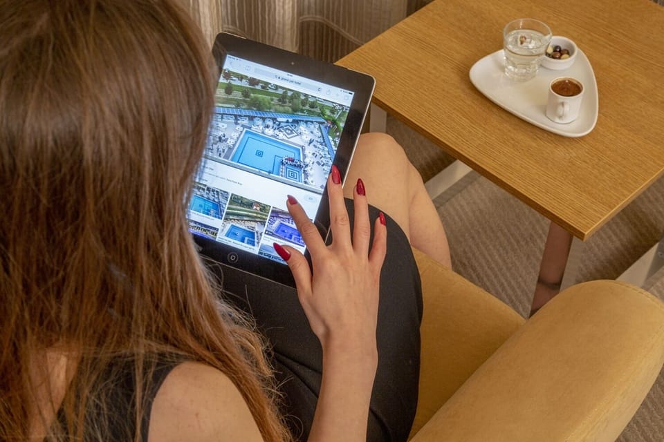 Deluxe Room, 1 Double Bed | Minibar, in-room safe, desk, iron/ironing board (on request)