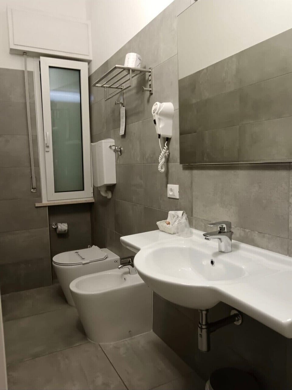 Standard Triple Room | Bathroom | Shower, rainfall showerhead, hair dryer, bidet