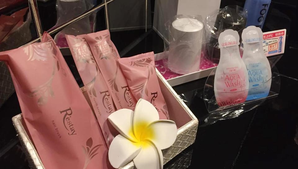 Separate tub and shower, jetted tub, free toiletries, hair dryer