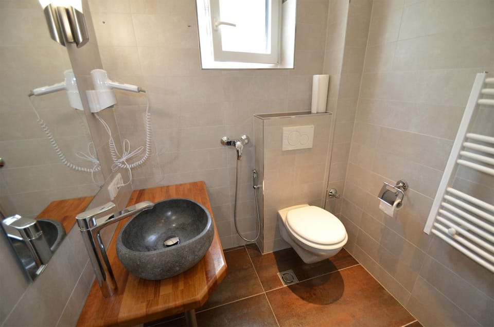 Deluxe Studio (Top 12) | Bathroom