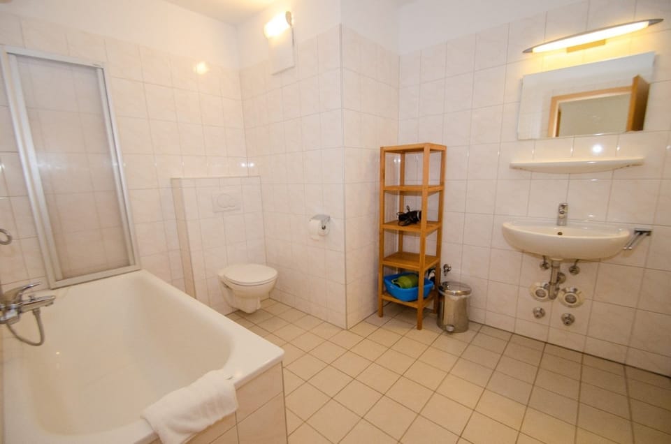 Apartment (Zell City) | Bathroom | Bathtub, hair dryer, towels