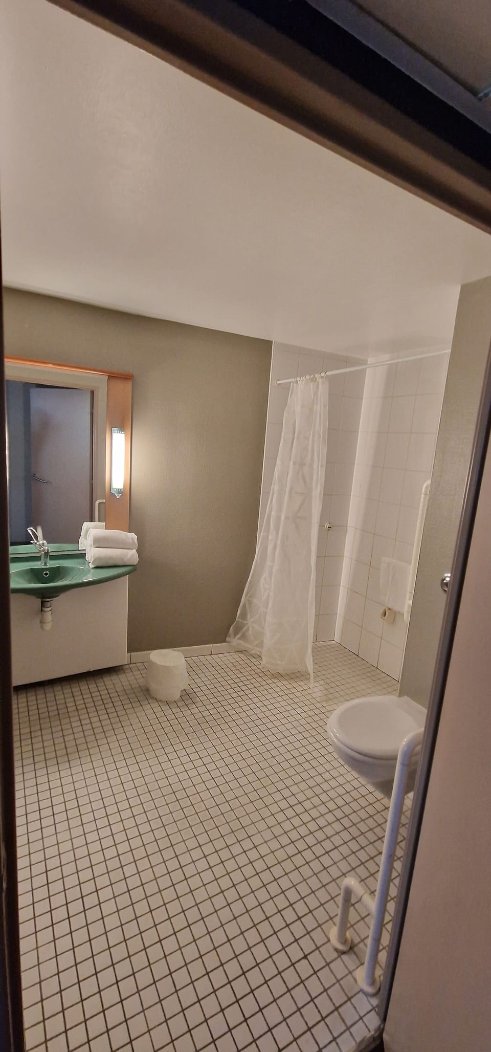 Standard Room, 1 Double Bed | Bathroom | Shower, eco-friendly toiletries, towels, soap