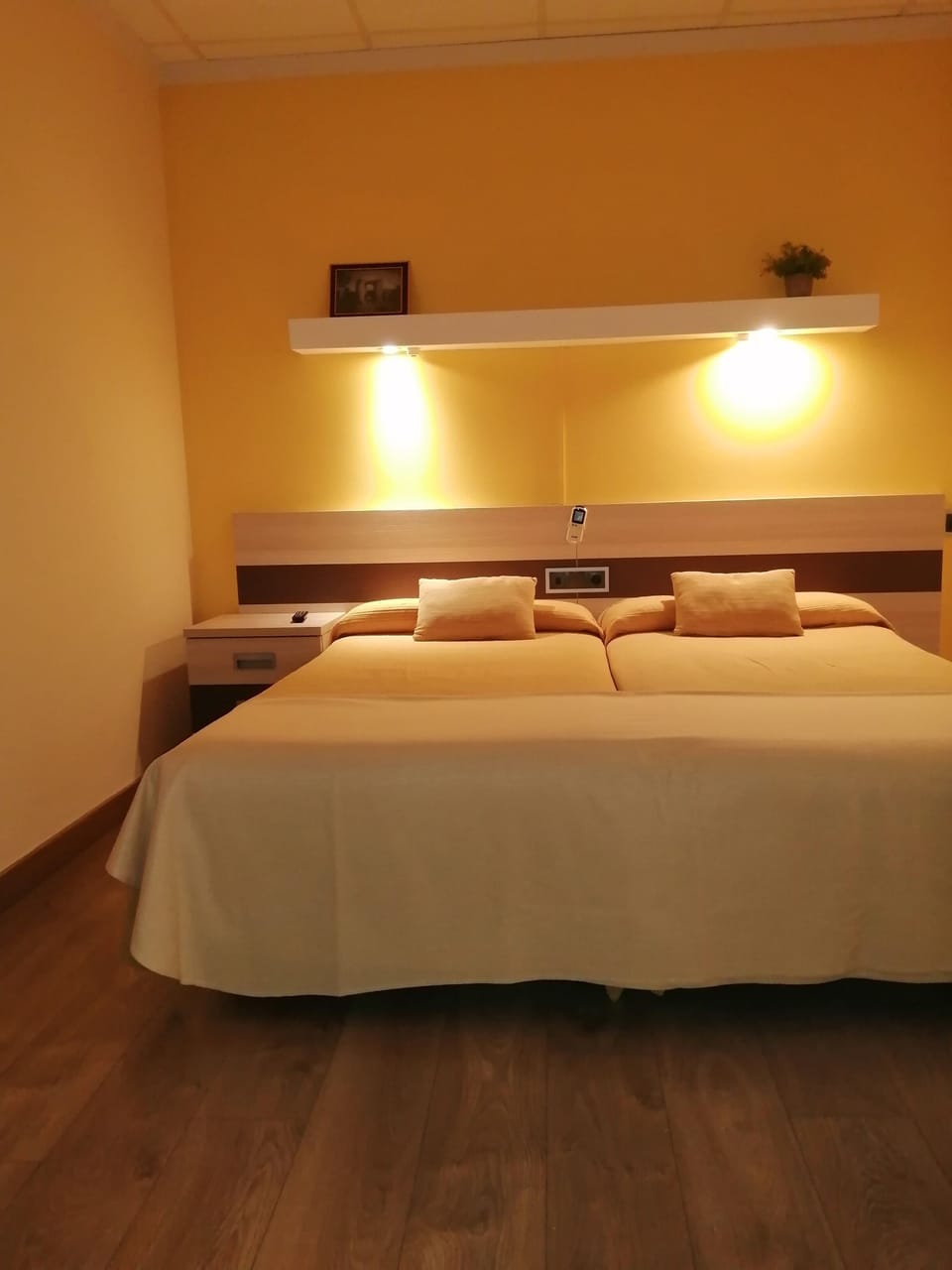 Twin Room | Desk, soundproofing, free cribs/infant beds, rollaway beds