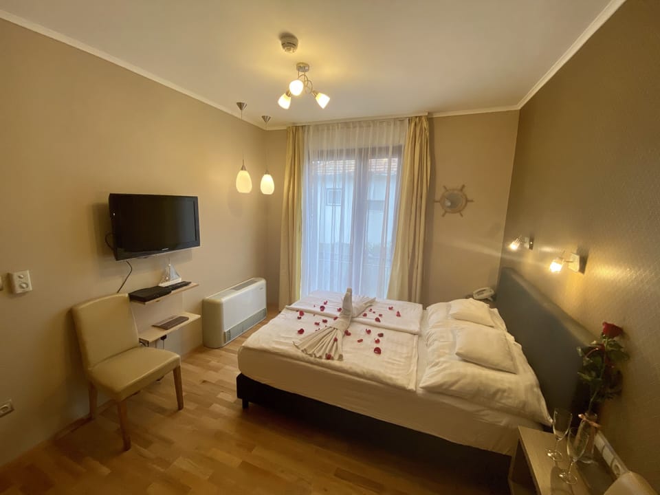 1 bedroom, Frette Italian sheets, premium bedding, pillowtop beds