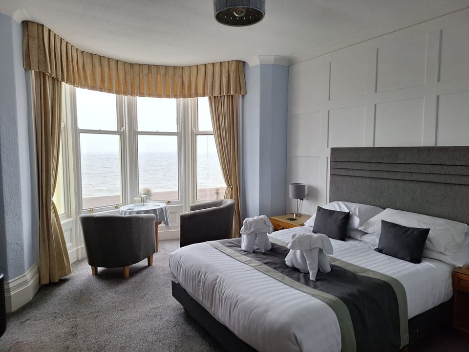 Premier Double Room, Ensuite, Sea View (and Bay Window) | Free WiFi