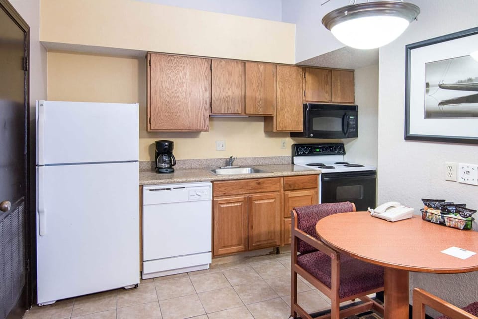 Coffee/tea maker, full-size fridge, microwave, oven