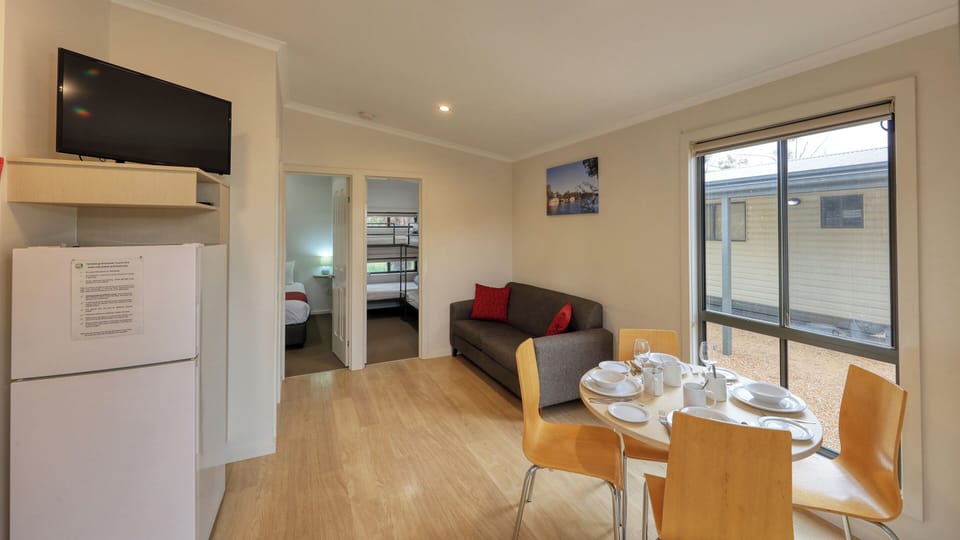 2 Bedroom Deluxe Cabin - Not Pet Friendly | Iron/ironing board, free WiFi, bed sheets