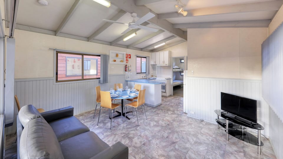 2 Bedroom Basic Cabin - Pet Friendly | Iron/ironing board, free WiFi, bed sheets