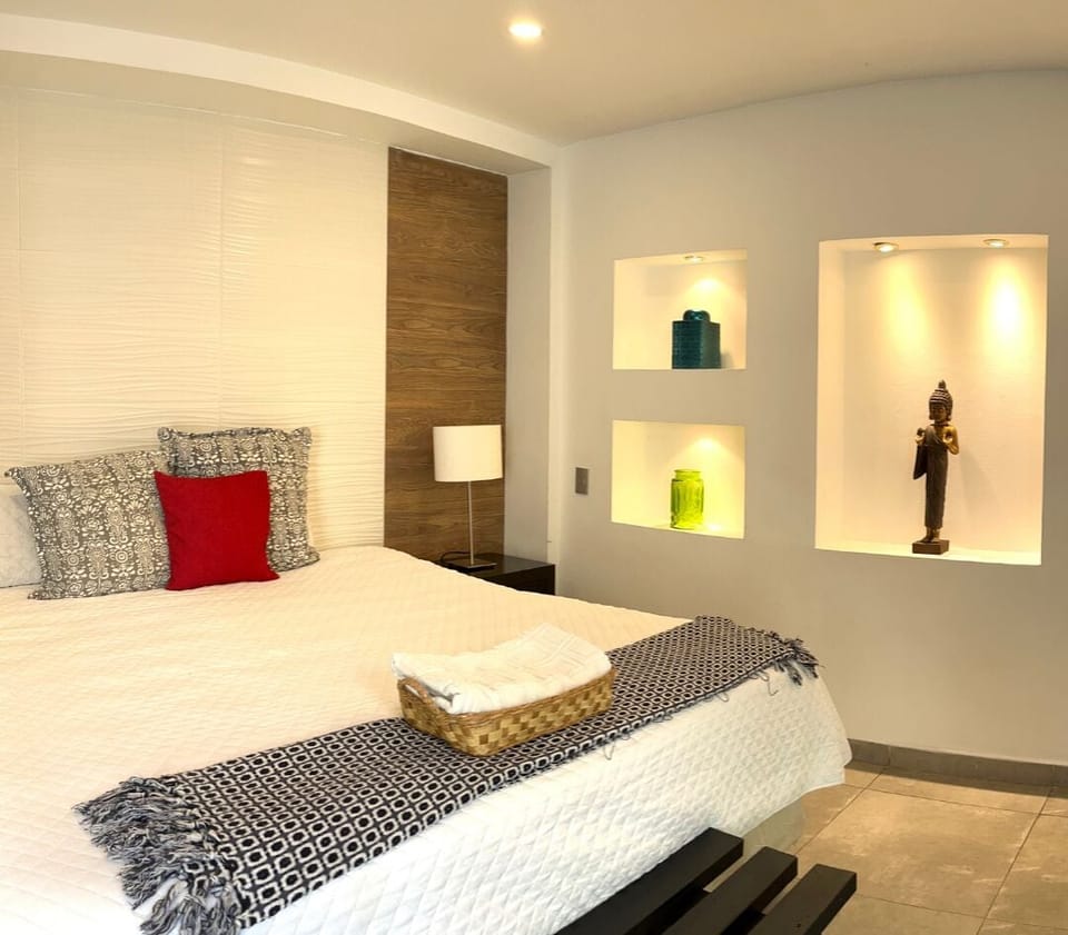 Standard Room, 1 King Bed | Premium bedding, down comforters, in-room safe, desk