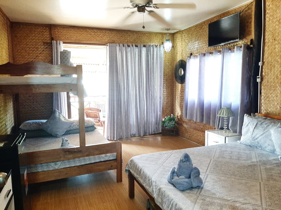 Family Room | Minibar, in-room safe, desk, soundproofing