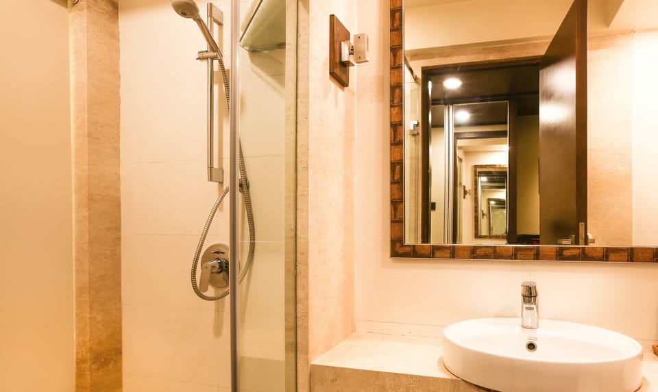 Deluxe Room | Bathroom | Shower, free toiletries, towels, soap