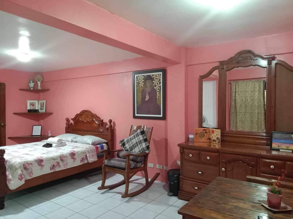 Queen Suite | Iron/ironing board, free WiFi, bed sheets
