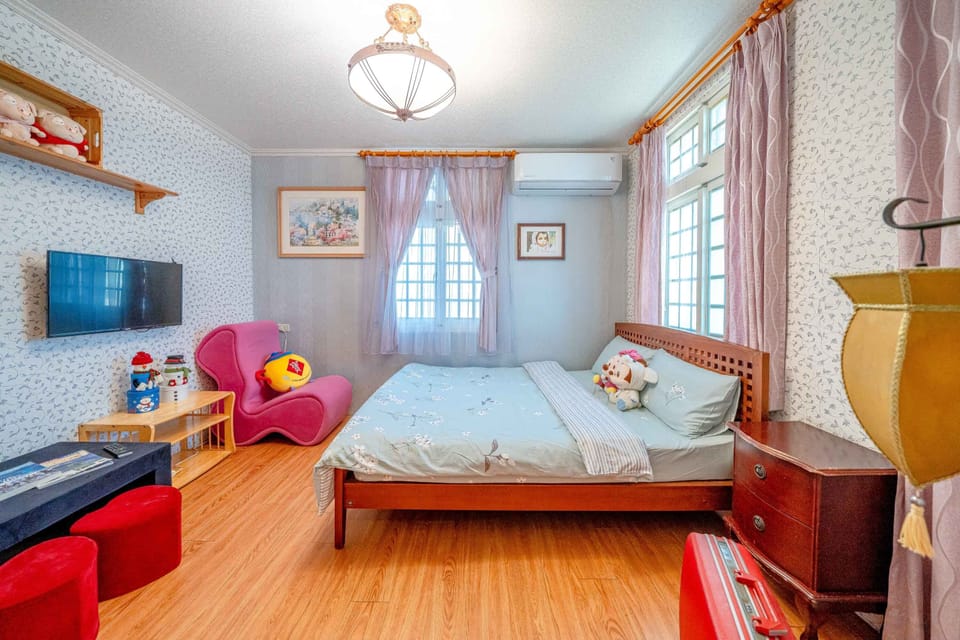 Basic Room | Desk, blackout drapes, soundproofing, free WiFi