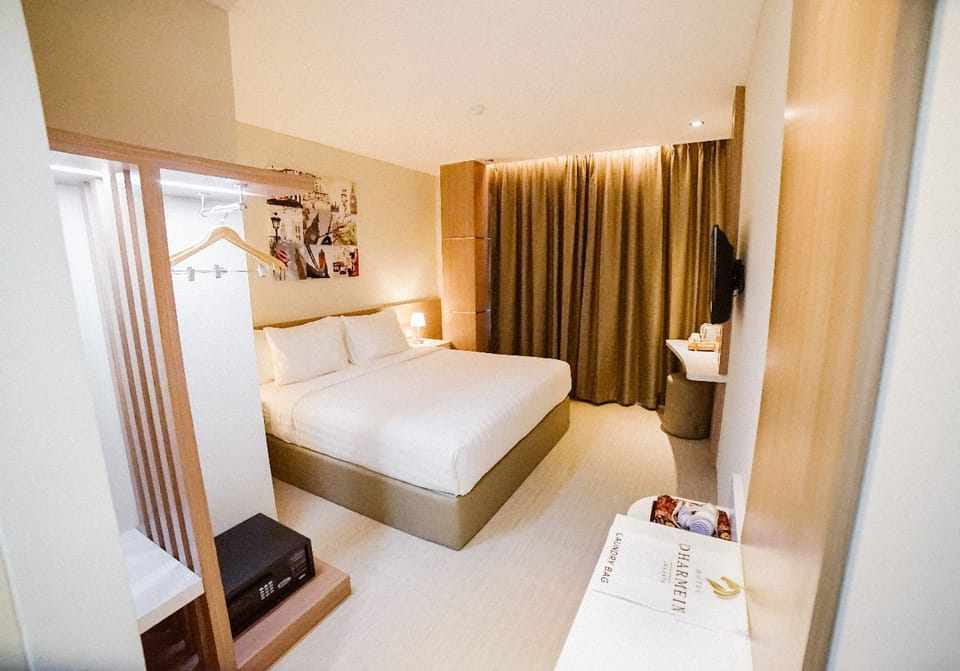Minibar, in-room safe, desk, free WiFi