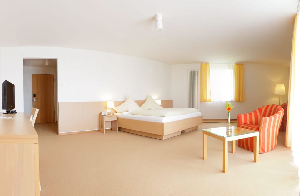 Comfort Double Room | Premium bedding, in-room safe, desk, blackout drapes