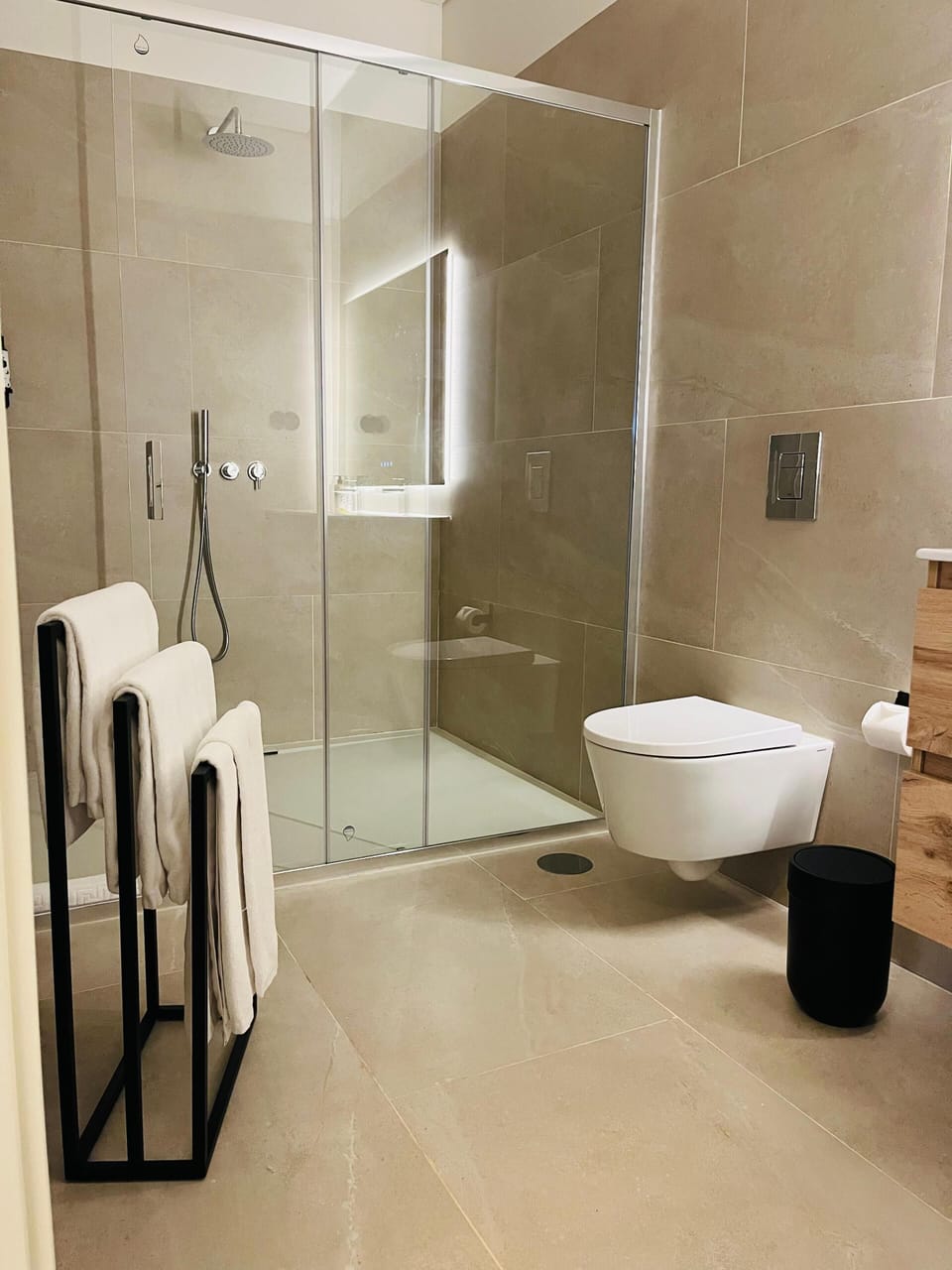 Deluxe Double or Twin Room, River View | Bathroom | Shower, free toiletries, hair dryer (on request), towels