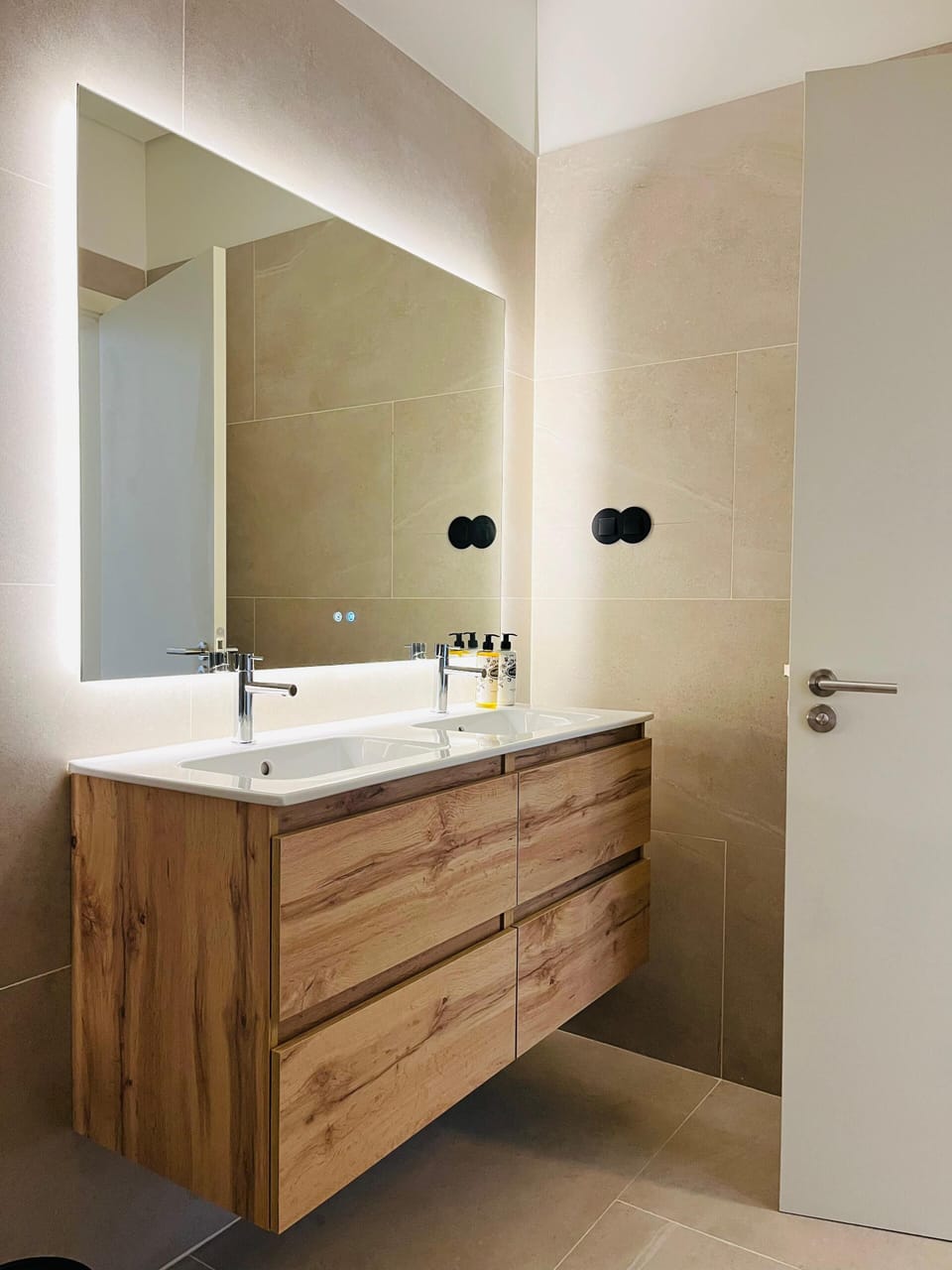 Deluxe Double or Twin Room, River View | Bathroom | Shower, free toiletries, hair dryer (on request), towels