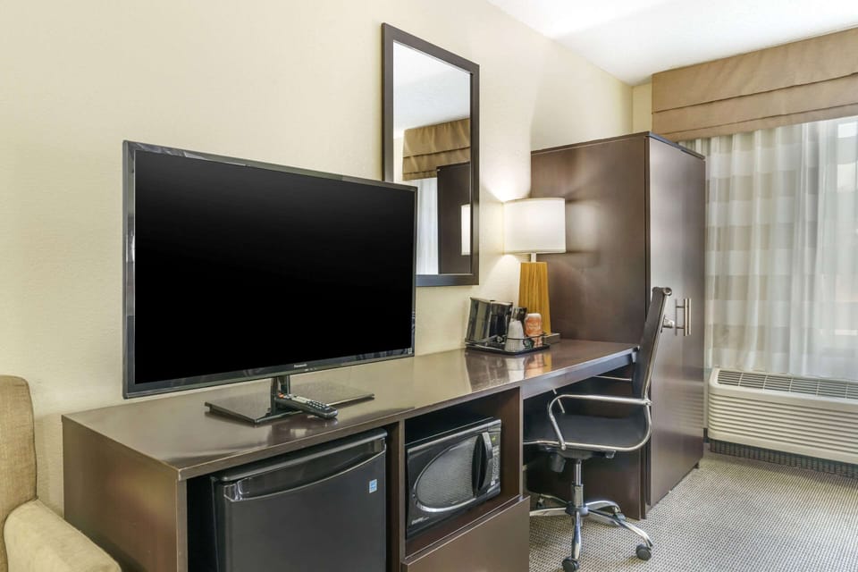 Standard Room, 2 Double Beds, Non Smoking | Desk, laptop workspace, blackout drapes, soundproofing