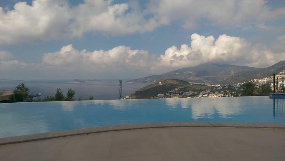 Infinity pool