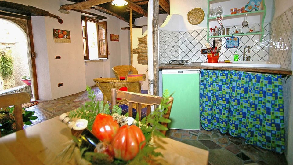 House (A Cava) | Private kitchen | Fridge, stovetop, coffee/tea maker, dining tables