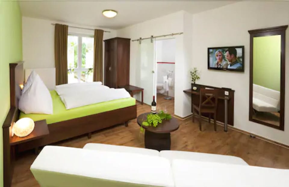 Double Room (Spätlese) | Hypo-allergenic bedding, desk, laptop workspace, soundproofing