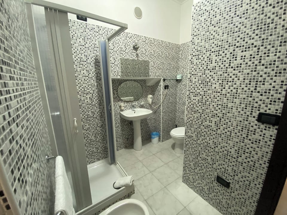 Triple Room | Bathroom | Shower, free toiletries, hair dryer (on request), bidet