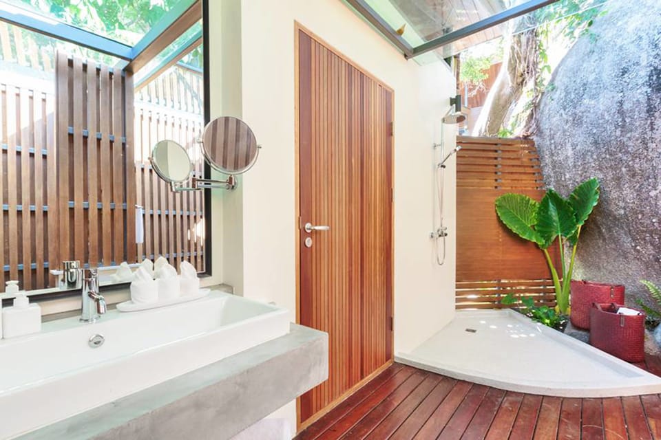 Villa (4 Bedrooms) | Bathroom | Shower, free toiletries, hair dryer, bathrobes
