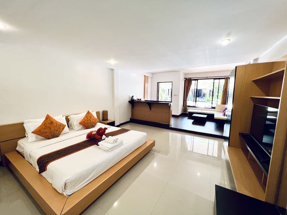 Grand Deluxe Double Room with Pool View | Minibar, desk, free WiFi