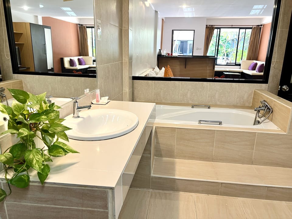 Grand Deluxe Double Room with Pool View | Bathroom | Free toiletries, hair dryer, towels
