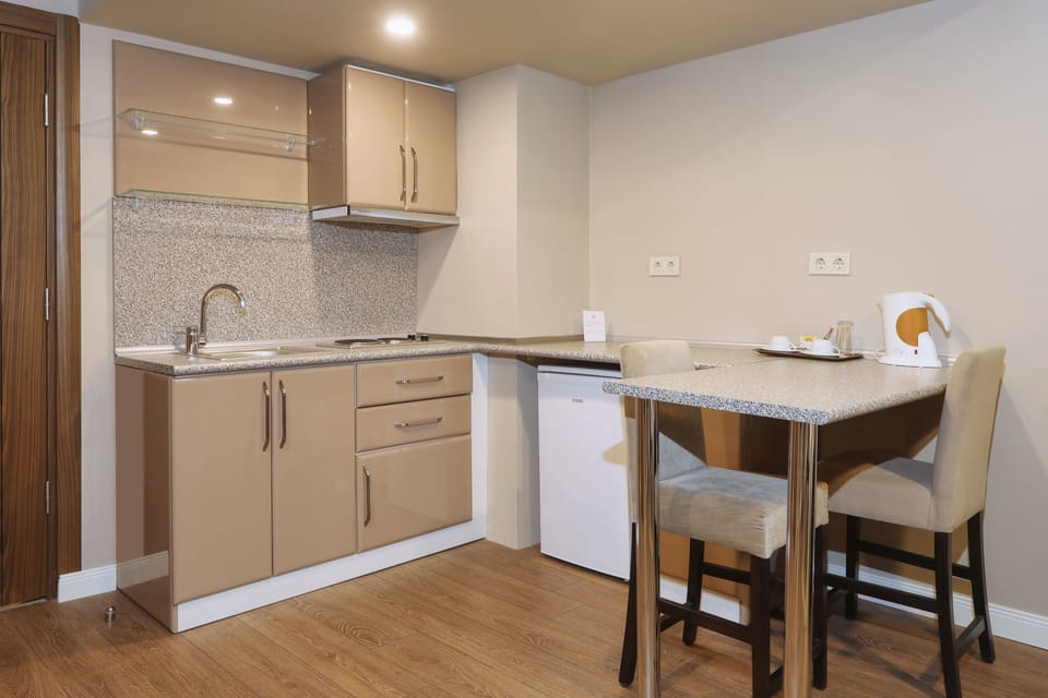 Deluxe Suite, Kitchen | Private kitchen | Electric kettle, highchair, eco-friendly cleaning products, paper towels