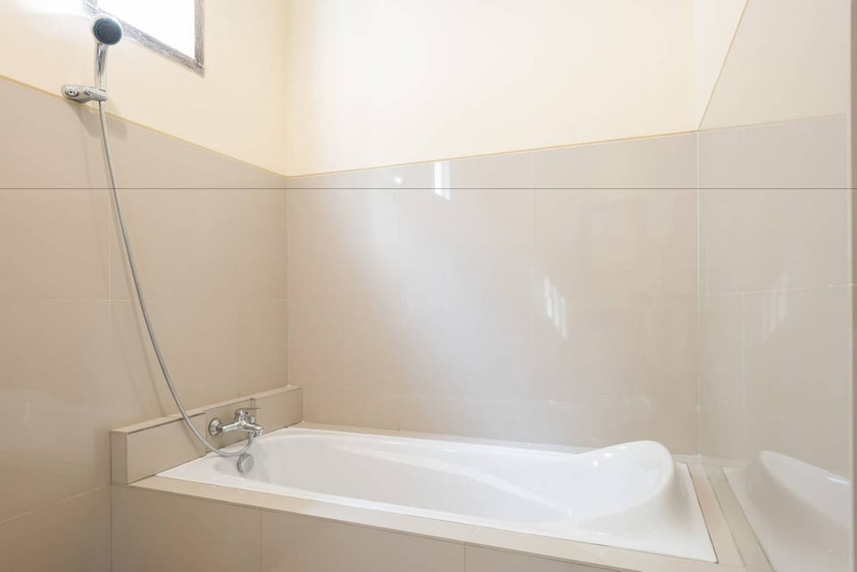 Deep soaking bathtub