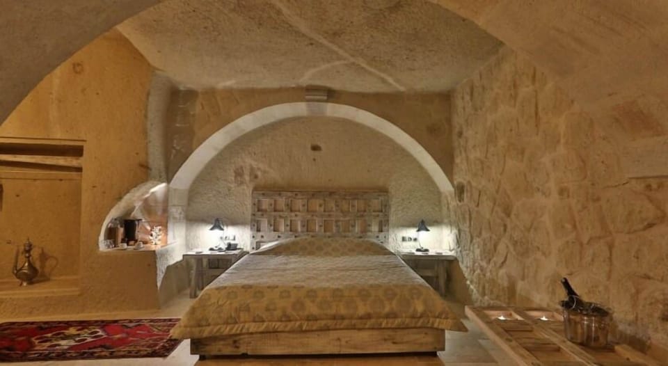 Deluxe Suite | Minibar, desk, iron/ironing board, free WiFi